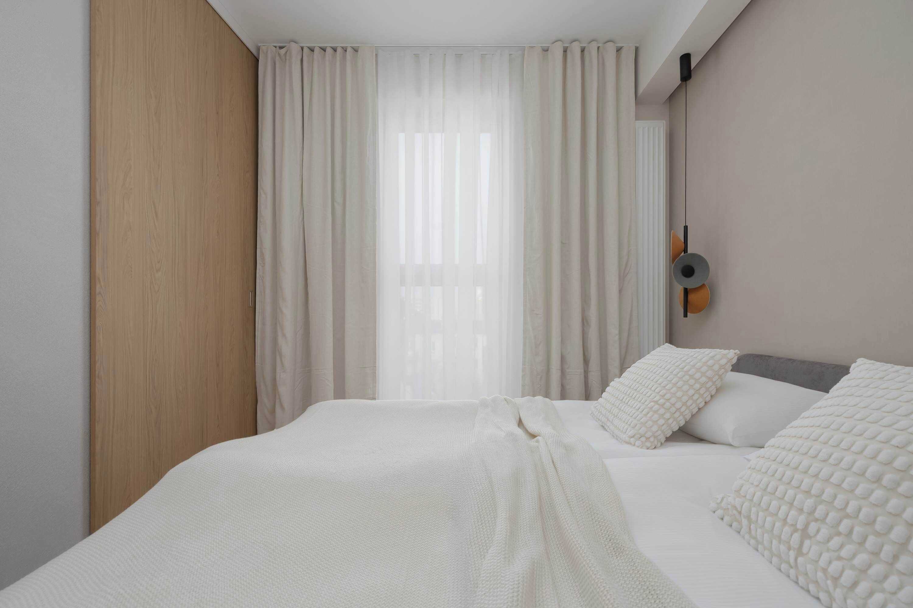 Tabla de planchar con plancha, cuna de viaje, wifi y ropa de cama 