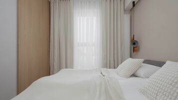 Tabla de planchar con plancha, cuna de viaje, wifi y ropa de cama
