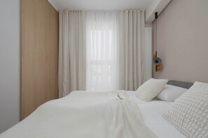 Tabla de planchar con plancha, cuna de viaje, wifi y ropa de cama 