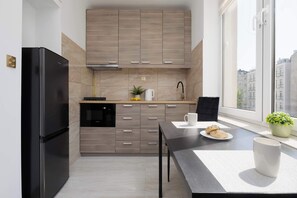 Fridge, microwave, stovetop, electric kettle - Spacious Apartment with Air Conditioning | Downtown (Warszawa)