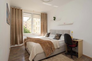 Desk, iron/ironing board, travel cot, WiFi - Spacious Apartment with Air Conditioning | Downtown (Warszawa)