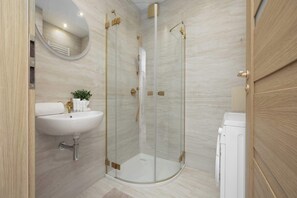 Shower, hair dryer, towels, shampoo - Spacious Apartment with Air Conditioning | Downtown (Warszawa)