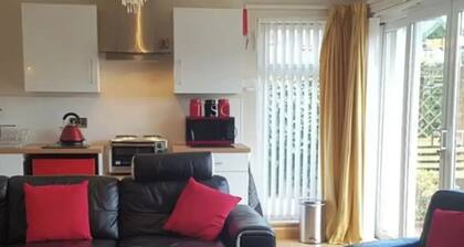 Bungalow 3 bedrooms sleeps 7, large living area, patio area,