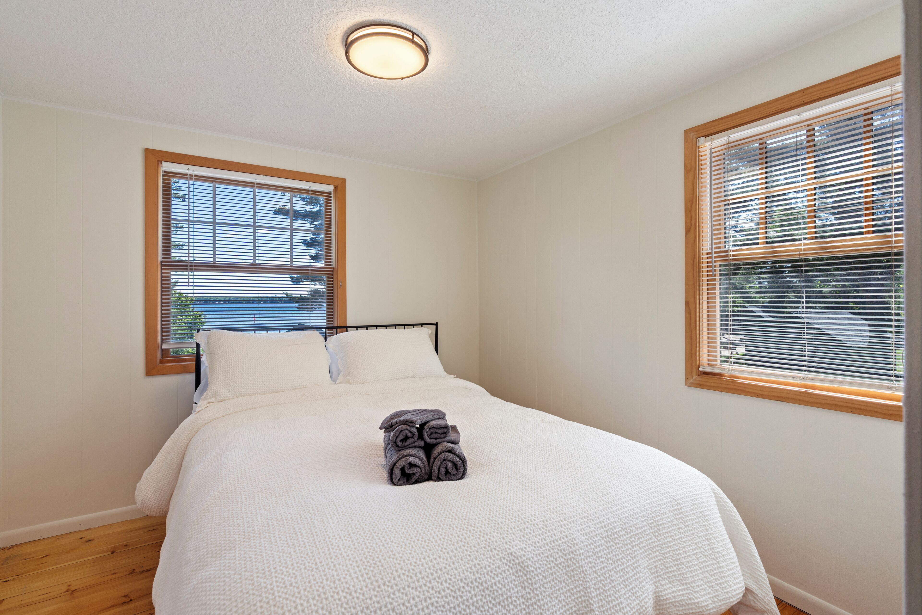 3 bedrooms, internet, bed sheets