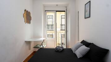 Habitación básica doble, balcón, vista a la ciudad | Escritorio y wifi gratis