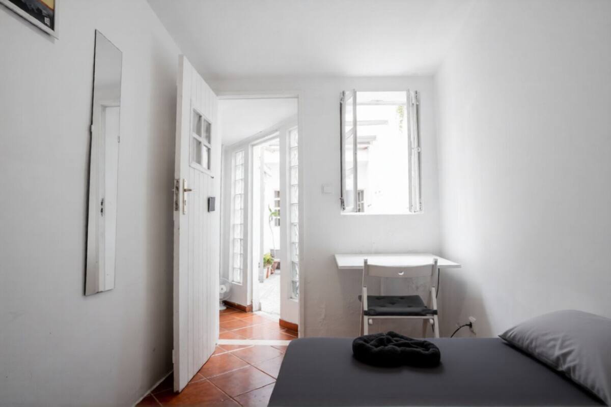 Basic Single Room | Desk, free WiFi