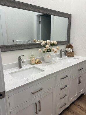 Douche, sèche-cheveux, serviettes fournies, savon