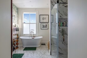 Shower, hair dryer, bidet, towels - Family House London - 4 bedrooms, sleeps 8/9, garden, near Notting Hill (London)