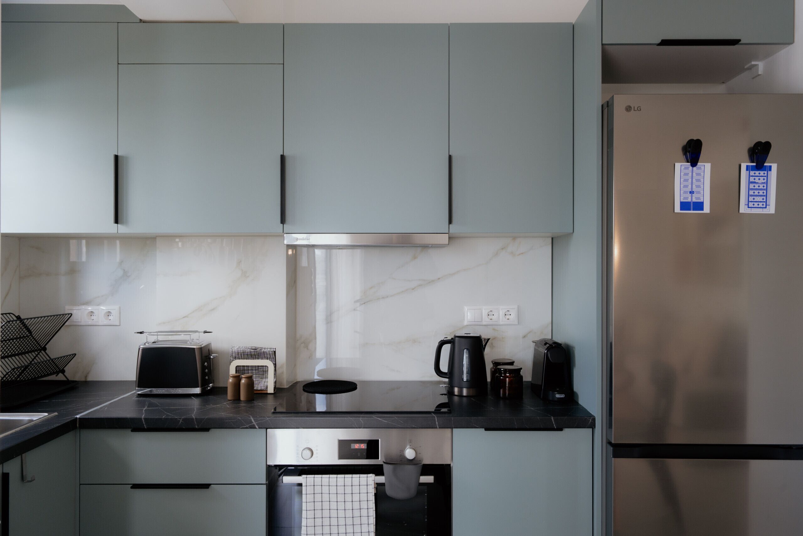 Coffee/tea maker, fridge, oven, stovetop