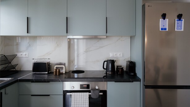 Wasserkocher mit Kaffee-/Teezubehör, Kühlschrank, Ofen, Herdplatte