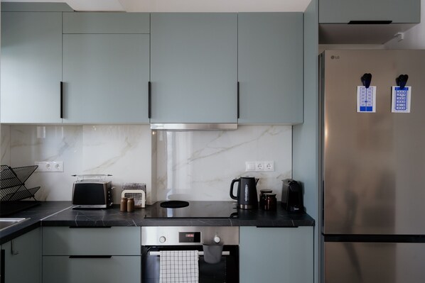 Coffee/tea maker, fridge, oven, stovetop