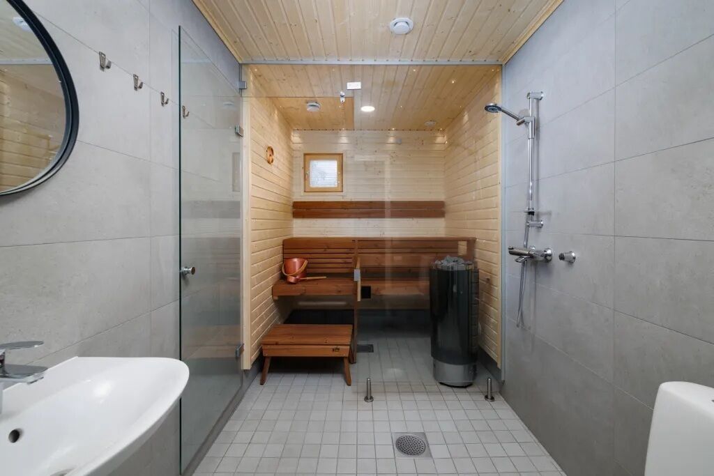 Superior-dupleks - 2 soveværelser - sauna - udsigt til gårdsplads | Badeværelse | Bruser, hårtørrer, Toiletpapir