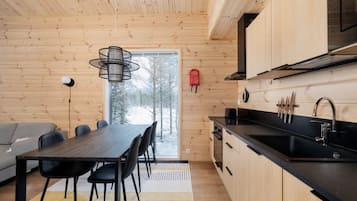 Superior Duplex, 2 Bedrooms, Sauna, Courtyard View | Dapur peribadi | Peti sejuk/penyejuk beku saiz penuh, ketuhar gelombang mikro, ketuhar