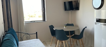 Pegasus Zeezichtappartement, 10 min lopen van Chiona, 2 A/C, Wi-Fi & Parkeren