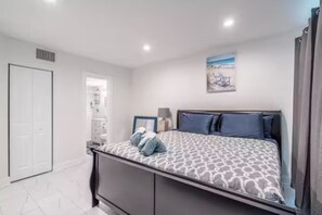 Iron/ironing board, free WiFi, bed sheets - The Purple Pelican - Marvelous 1-bedroom condo in Fort Lauderdale (Fort Lauderdale)