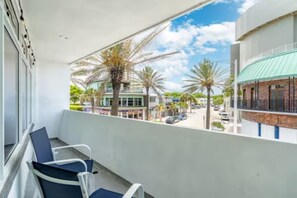 Terrace/patio - The Purple Pelican - Marvelous 1-bedroom condo in Fort Lauderdale (Fort Lauderdale)