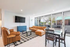 Smart TV - The Purple Pelican - Marvelous 1-bedroom condo in Fort Lauderdale (Fort Lauderdale)