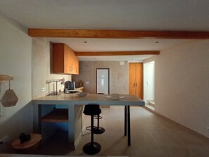 Comfort Studio, 1 King Bed | Private kitchen | Fridge, stovetop, cookware/dishes/utensils - Murfacem (Almada)
