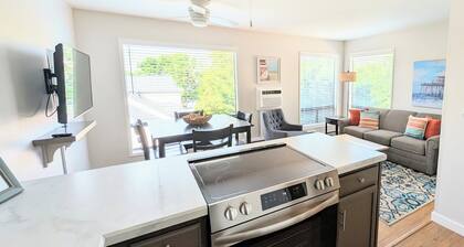 Sunny Beach Retreat · Top Floor Corner Unit · Lake Views · Walk to Lake
