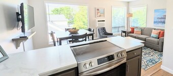 Sunny Beach Retreat · Top Floor Corner Unit · Lake Views · Walk to Lake