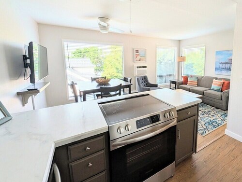 Sunny Beach Retreat · Top Floor · Lake Views
