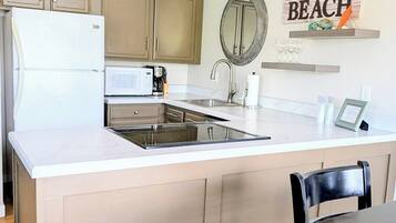 Coffee/tea maker, fridge, microwave, oven