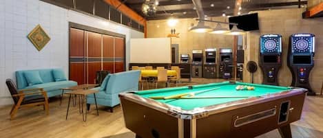 Quarto casal, 2 camas Queen | Sala de jogos