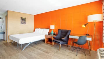 Enkeltrom, 1 kingsize-seng, tilgjengelighetstilpasset badekar | Skrivebord, skrivebord for bærbar PC og strykejern/-brett