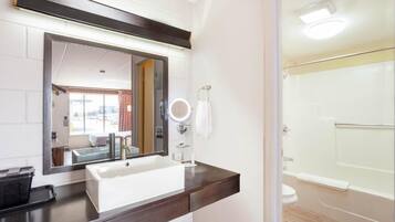 Chambre double, 2 grands lits | Salle de bain | Séchoir à cheveux, savon, shampooing, papier de toilette