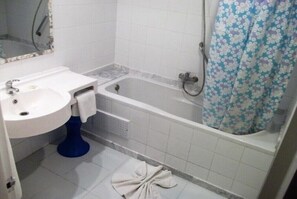 Habitación básica, balcón | Baño | Tina con regadera, toallas, jabón, shampoo 
