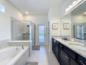 Shower, hair dryer, towels, soap - Exquisite 7 beds Pool Home minutes from Disney World! (Davenport)