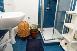 Khăn tắm, giấy vệ sinh 