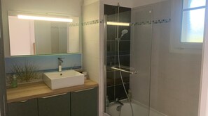 Bathroom - Vrbo Property (Lanton)