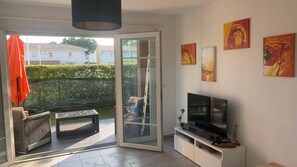 Living area - Vrbo Property (Lanton)