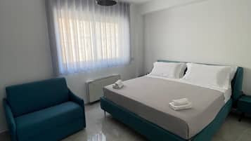 Appartamento Comfort, vista mare parziale | Una cassaforte in camera, tende oscuranti, insonorizzazione