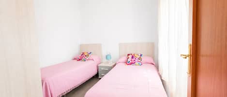 2 chambres, fer et planche à repasser, draps fournis