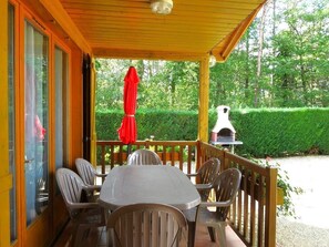 Outdoor dining - Vrbo Property (AURIAC-DU-PERIGORD)