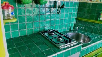 Coffee/tea maker, fridge, stovetop, cookware/dishes/utensils