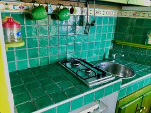 Fridge, stovetop, coffee/tea maker, cookware/dishes/utensils - Blue House Sea View  (Lipari)