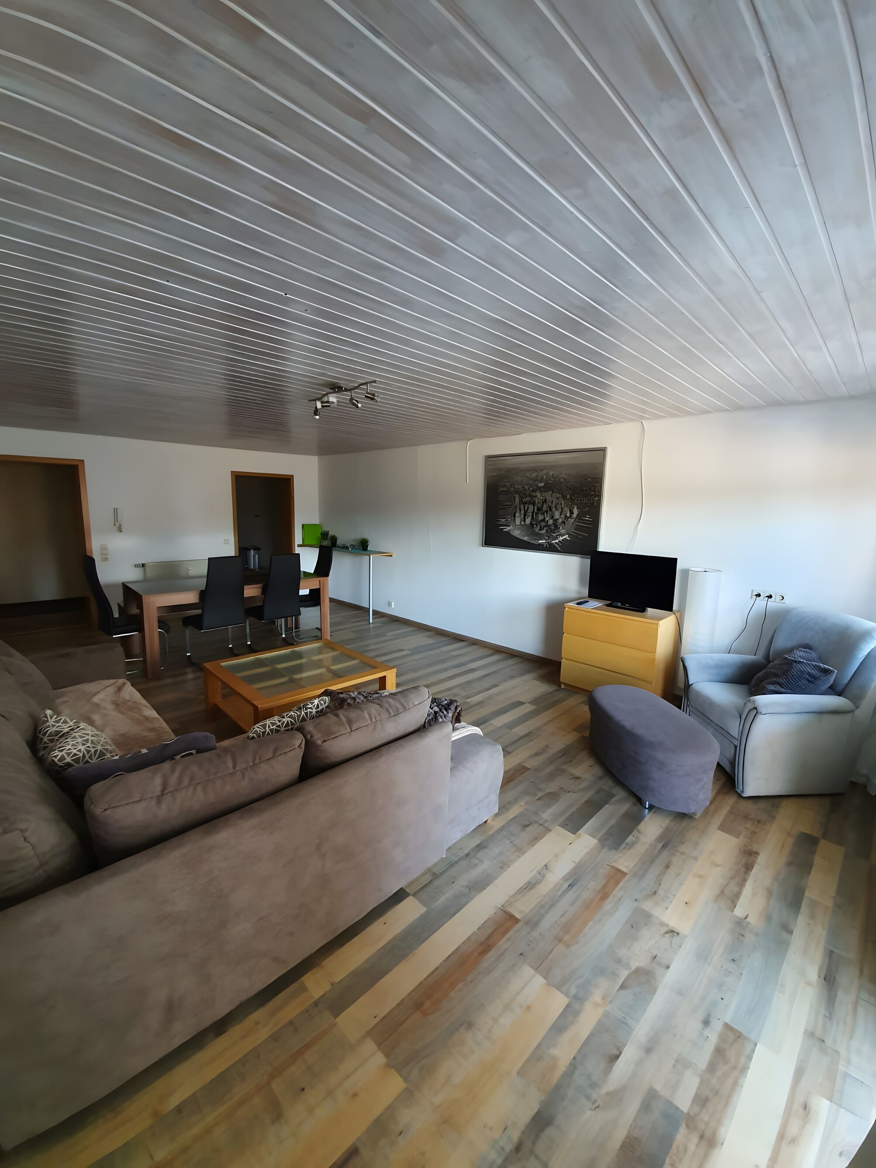 TV, mesa de pingue-pongue