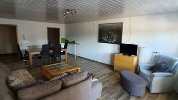 TV, mesa de pingue-pongue