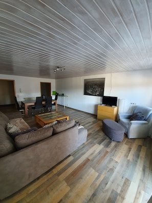 TV, ping pong - Holiday Home 'Island Pferdehof Arrisholt Solskin' with Private Terrace, Shared Garden & Wi-Fi (Kißlegg)