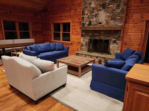 Secluded Luxury Lakehouse | Private Lake | Near Seven Spring | Sleeps 8