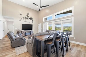 TV - Modern Table Rock Lake Retreat | Swim Dock + Pool (Reeds Spring)
