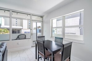 Dining - 2-bedroom apartment with Free parking in welcoming Fort Lauderdale (Fort Lauderdale)