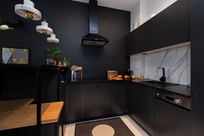 Departamento Confort, balcón, vista al patio | Cocina privada