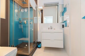 Departamento Confort, balcón, vista al patio | Baño