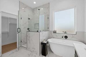 Shower, hair dryer, shampoo - World Cup 4-Story Villa | Rooftop Terrace | Gated (Houston)