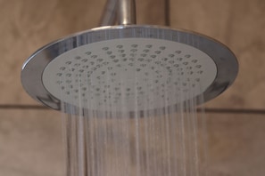 Eine Duschbrause, aus der Wasser fließt.