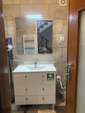 تجهيزات دش، مجففات شعر، مناشف، صابون